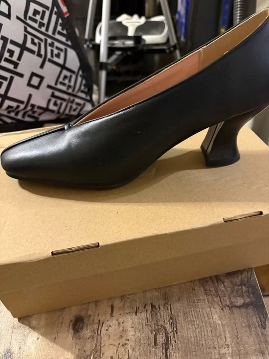 Black Shoes in Protective Dust Bags - Picture 4 of 5